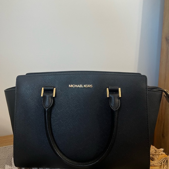 Michael Kors Handbags - Black Michael Kors Crossbody purse